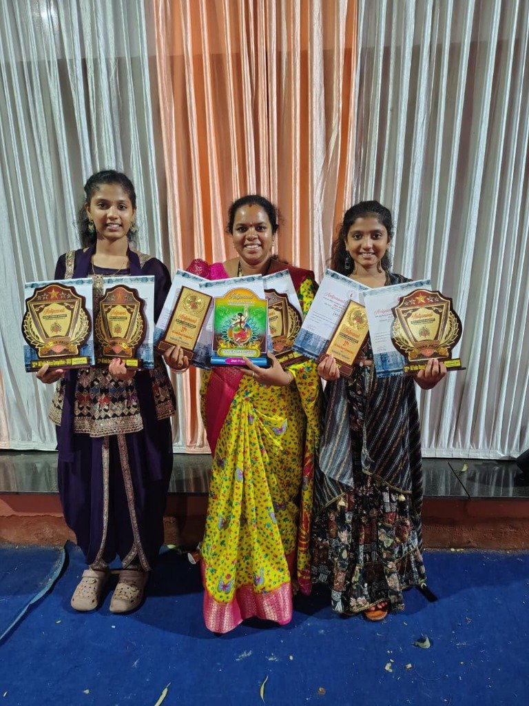Guru L. Indrani Narendra Reddy and Raja Narendra Reddy receiving cultural appreciation awards